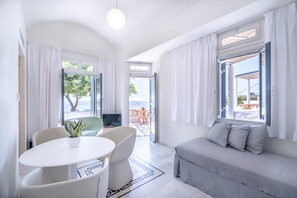 Honeymoon Suite Volcano View | Premium bedding, Select Comfort beds, minibar, in-room safe