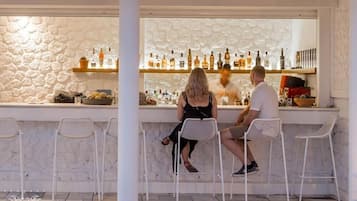 Bar junto a la piscina