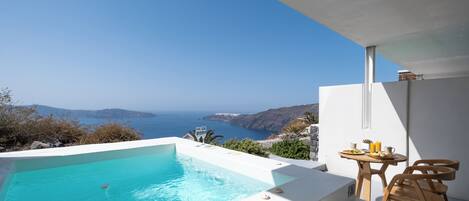 Piscina moderna al aire libre con vista despejada al mar y a islas distantes.