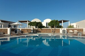 Seasonal outdoor pool, pool umbrellas, sun loungers