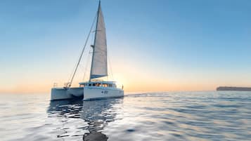 Een zeilboot op rustig water tijdens de zonsondergang.