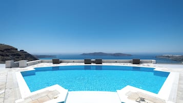 Una piscina con vista despejada al mar y a islas distantes.