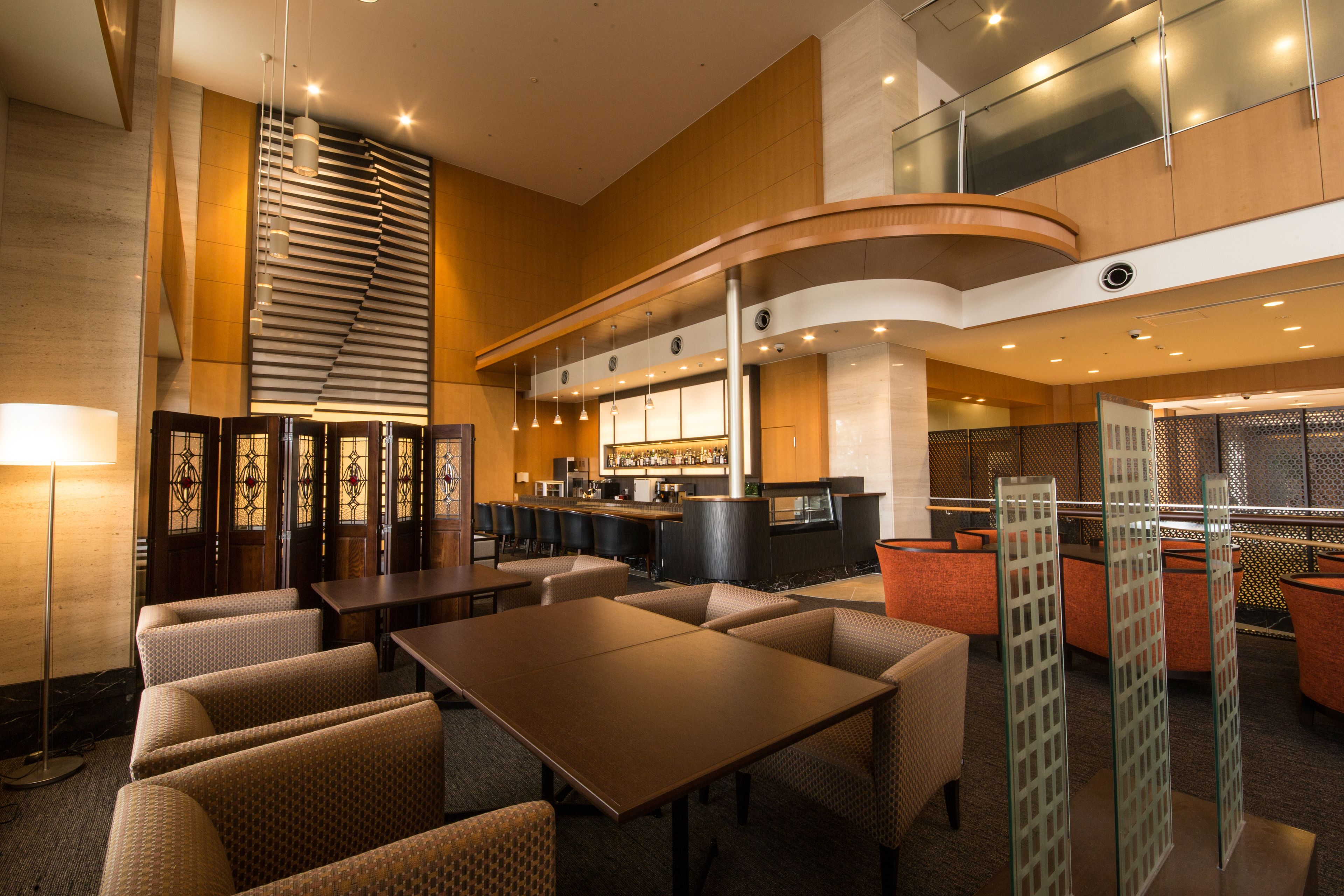 serves lunch, dinner and brunch