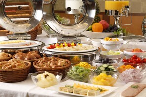 Daily buffet breakfast (JPY 2640 per person)