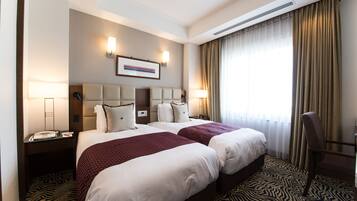 迷你吧、客房内保险箱、办公桌、遮光窗帘