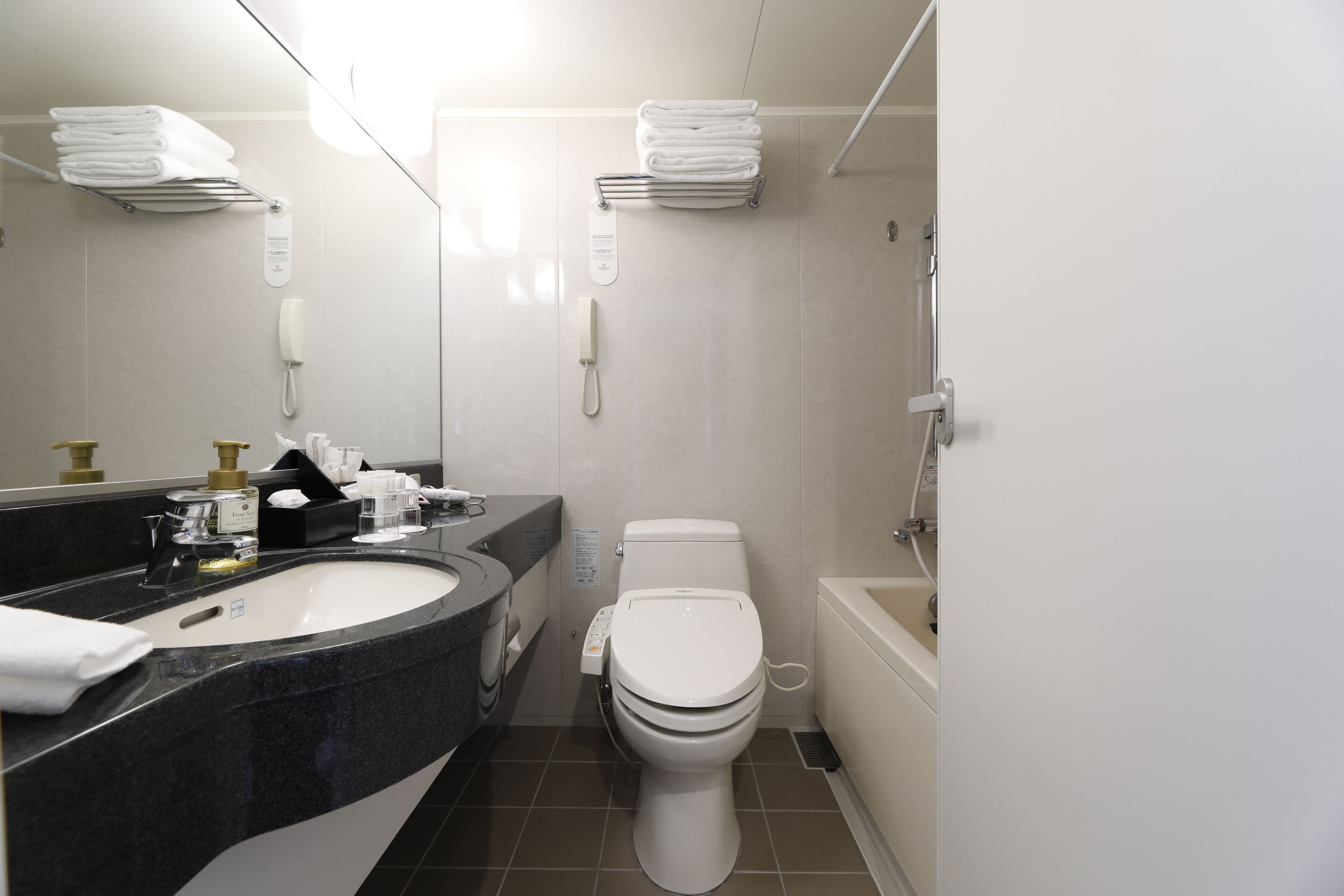 Un baño moderno con lavamanos, inodoro y bañera.