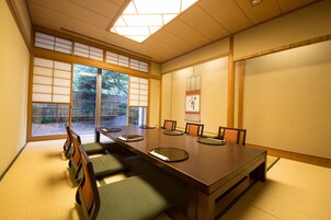 2 restaurantes; se sirve desayuno, almuerzo y cena; cocina japonesa