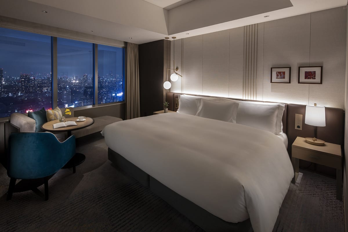 1 bedroom, premium bedding, down duvets, minibar