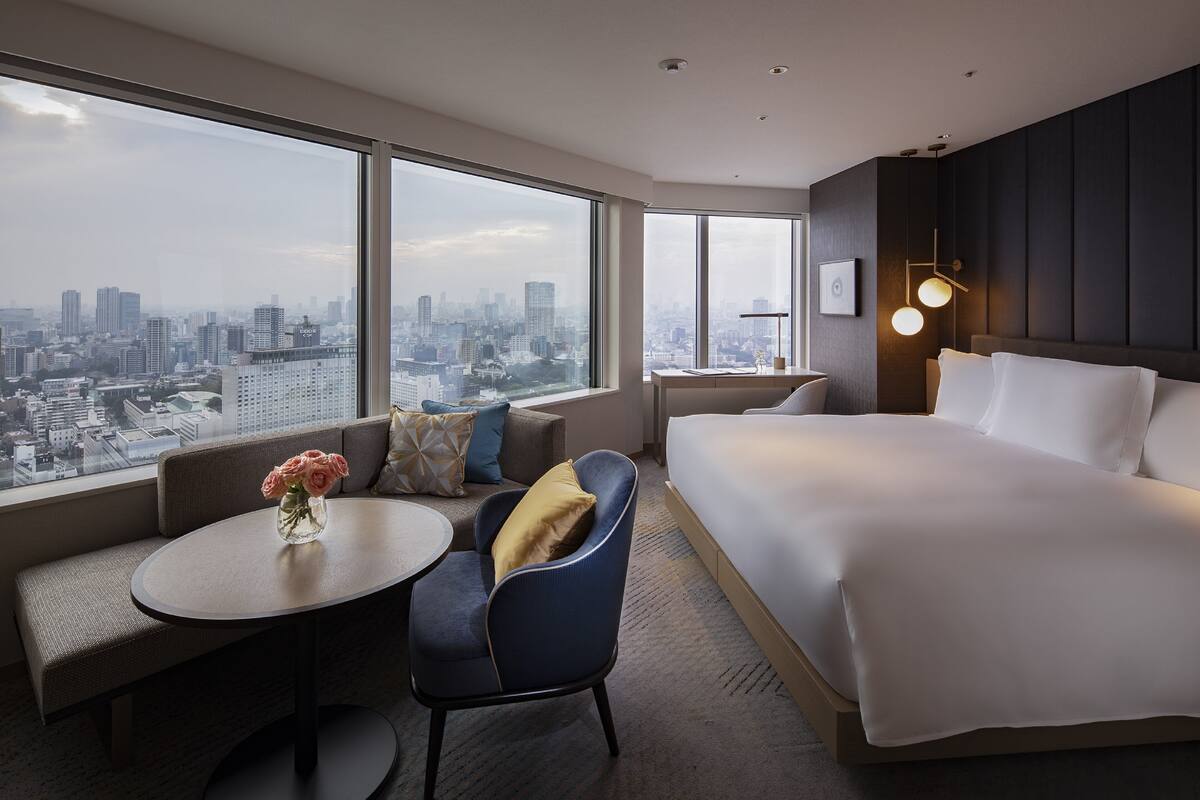 Premium Room, 1 King Bed, Club Lounge Access | 1 bedroom, premium bedding, down comforters, minibar