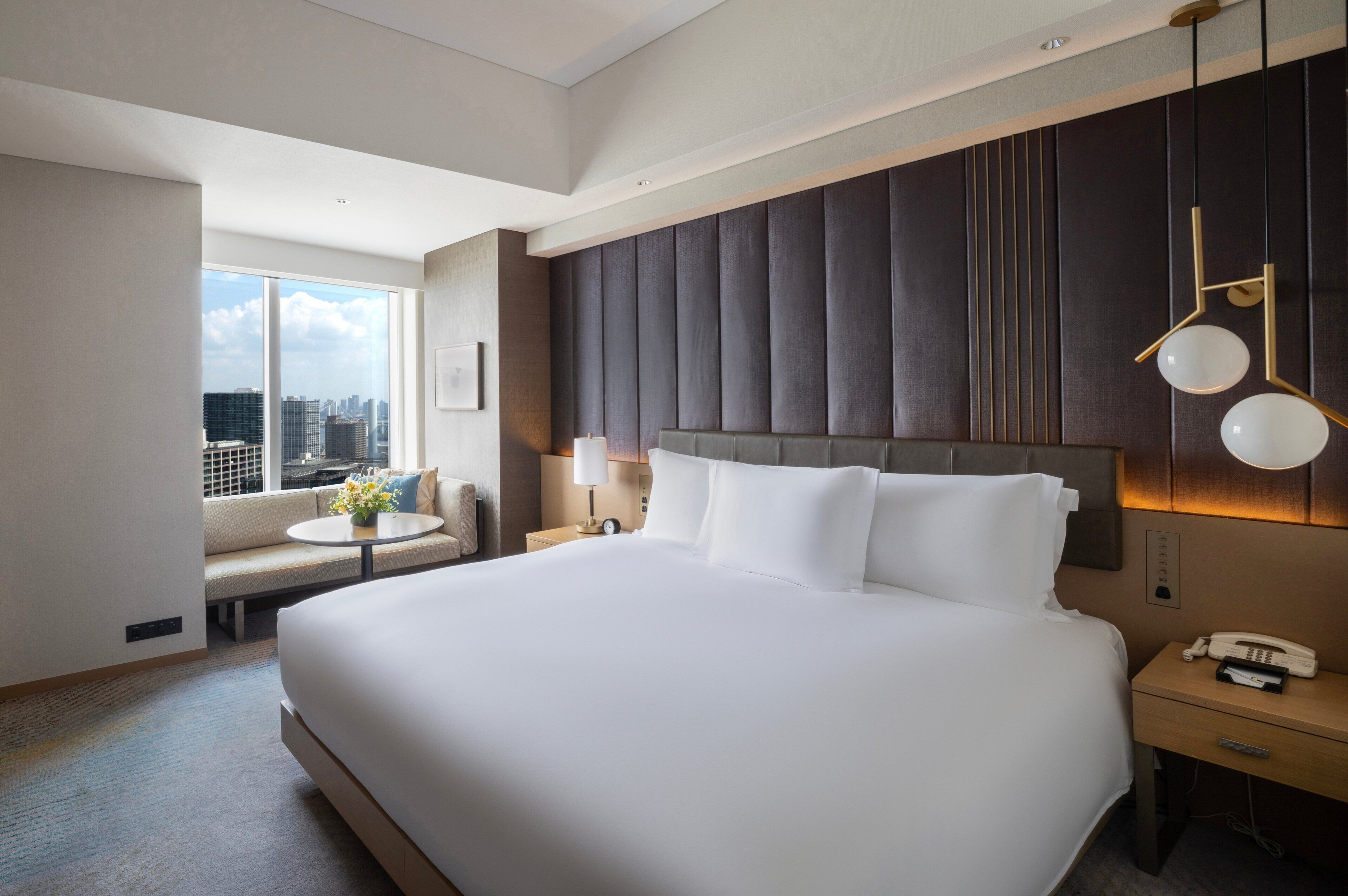 Premium Room, 1 King Bed, Club Lounge Access (Luxury Bath, View) | 1 bedroom, premium bedding, down comforters, minibar