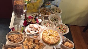 Daily continental breakfast (EUR 5 per person)