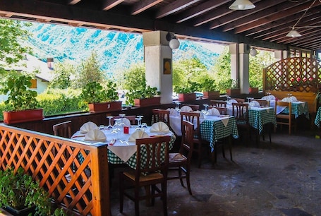 Lunch and dinner served . Hotel Conca Verde