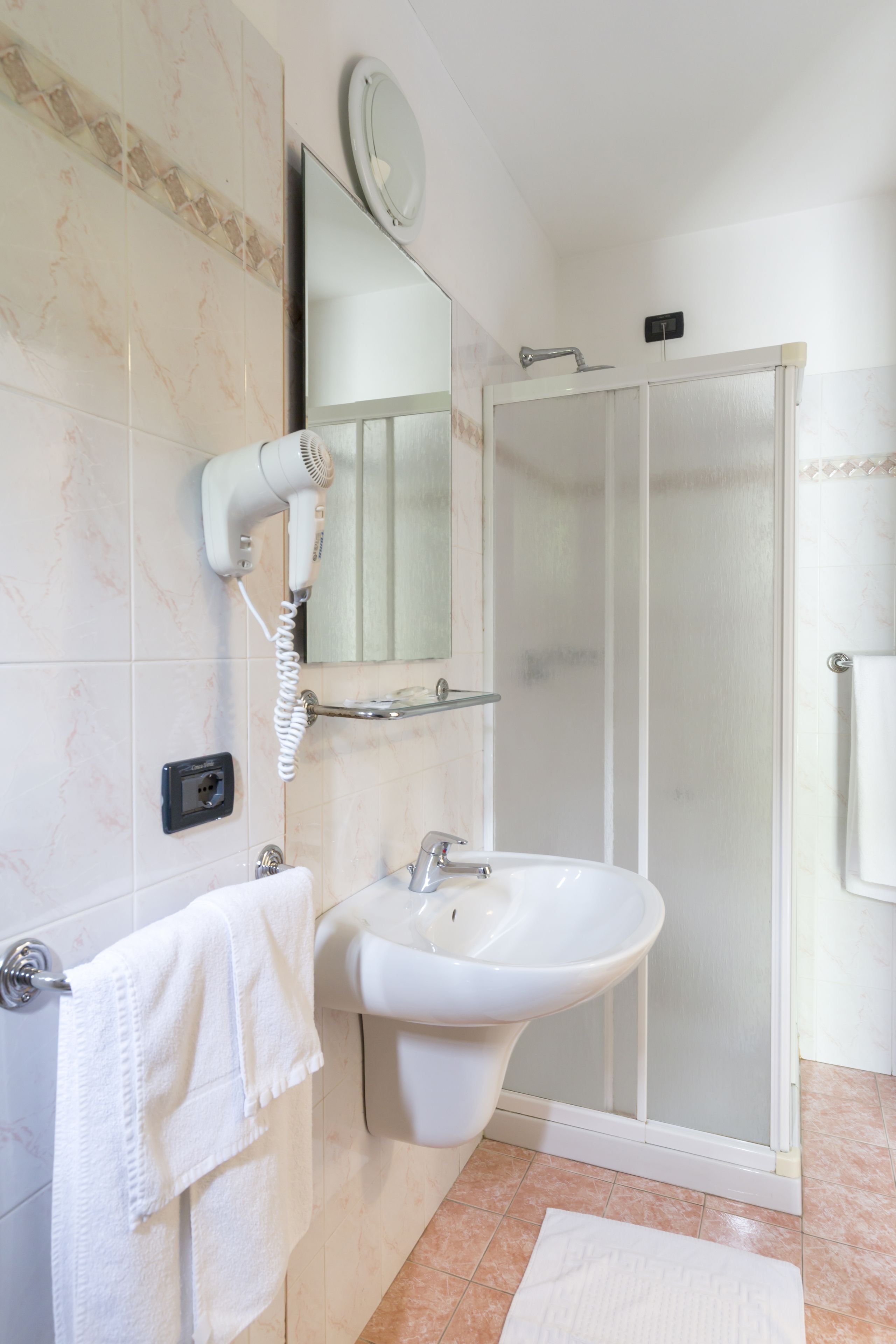 shower, rainfall showerhead, free toiletries, hair dryer