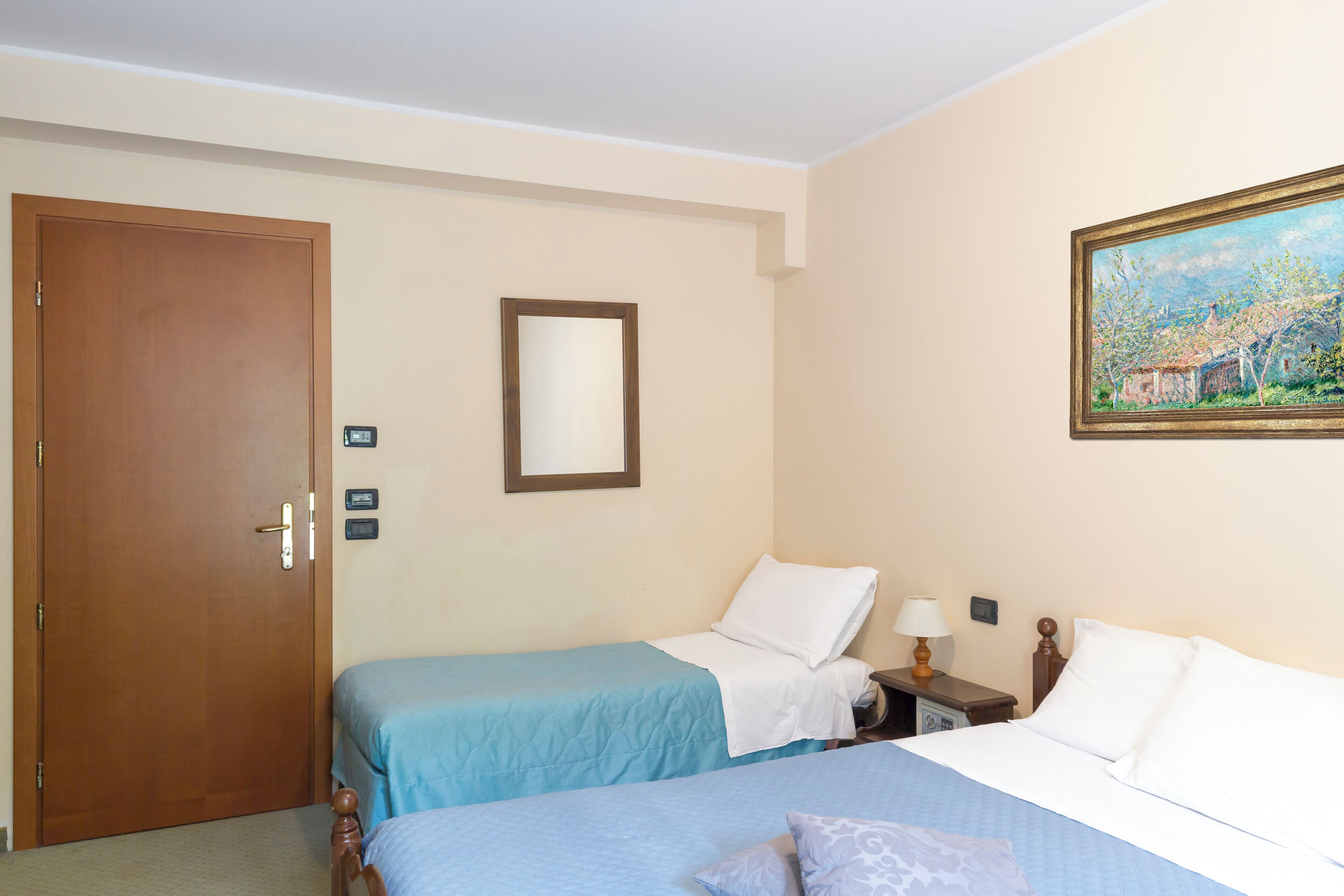 Zimmersafe, Schreibtisch, Babybetten, kostenloses WLAN