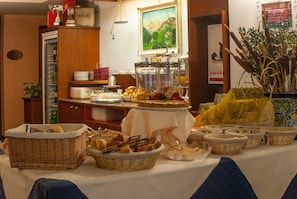 Lunch, dinner served; local cuisine, alfresco dining 