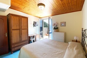 Chambre Double, terrasse, vue mer | Literie de qualité supérieure, bureau, lits bébé (en supplément)