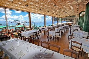 Déjeuner et dîner servis sur place, vue sur la plage 