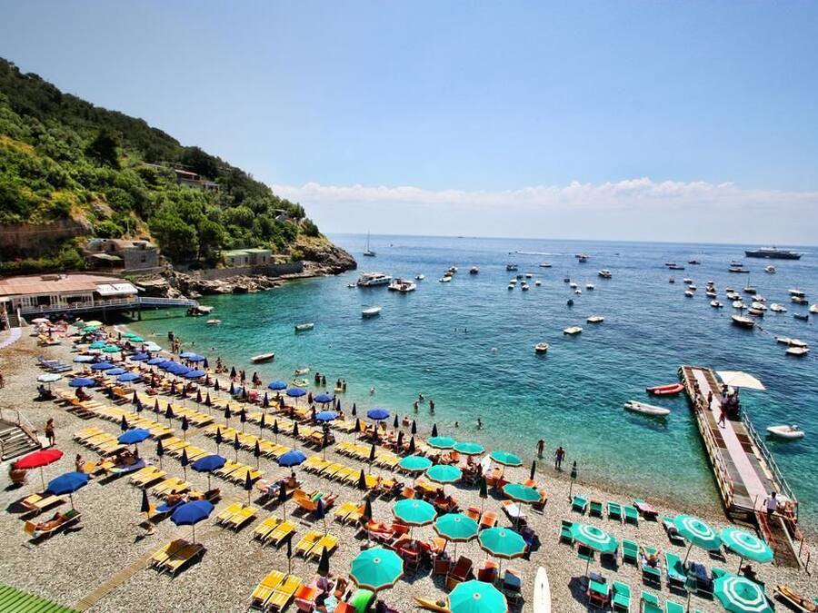 Plage privée, chaises longues, parasols, serviettes de plage