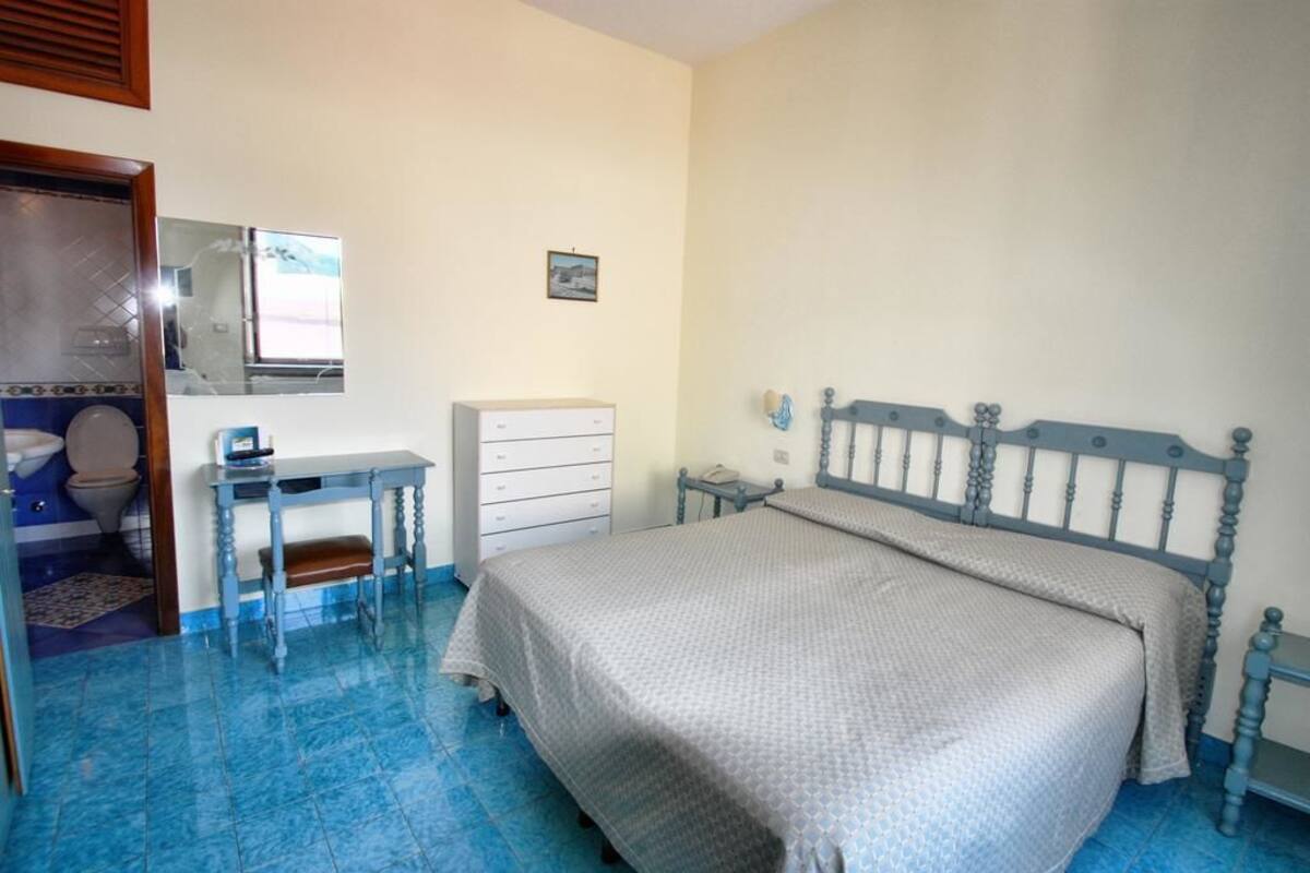 premium bedding, desk, cots/infant beds, rollaway beds