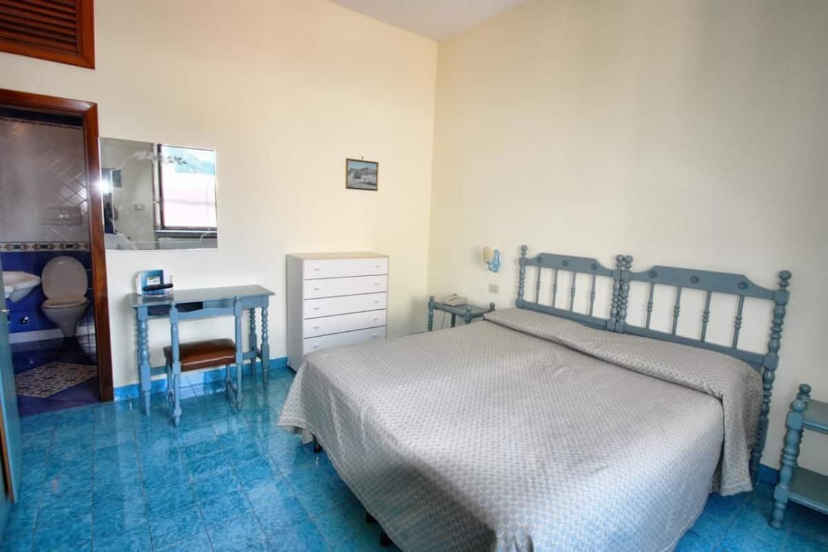 Roupas de cama premium, escrivaninha, berços (sobretaxa)