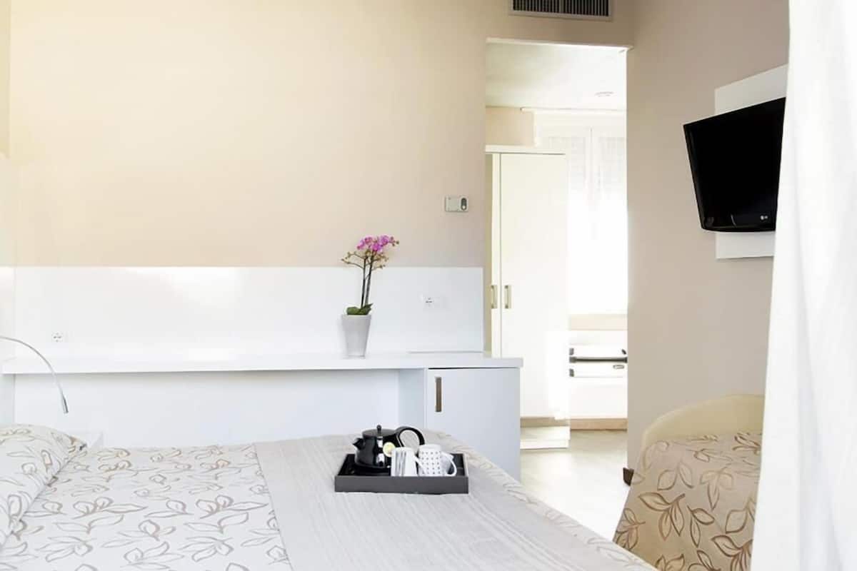 Triple Room | Minibar, in-room safe, desk, free WiFi