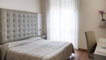 Minibar, pengeskab på værelset, skrivebord, gratis Wi-Fi