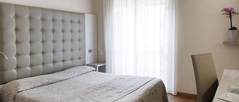 Frigobar, cofres nos quartos, escrivaninha, Wi-Fi de cortesia