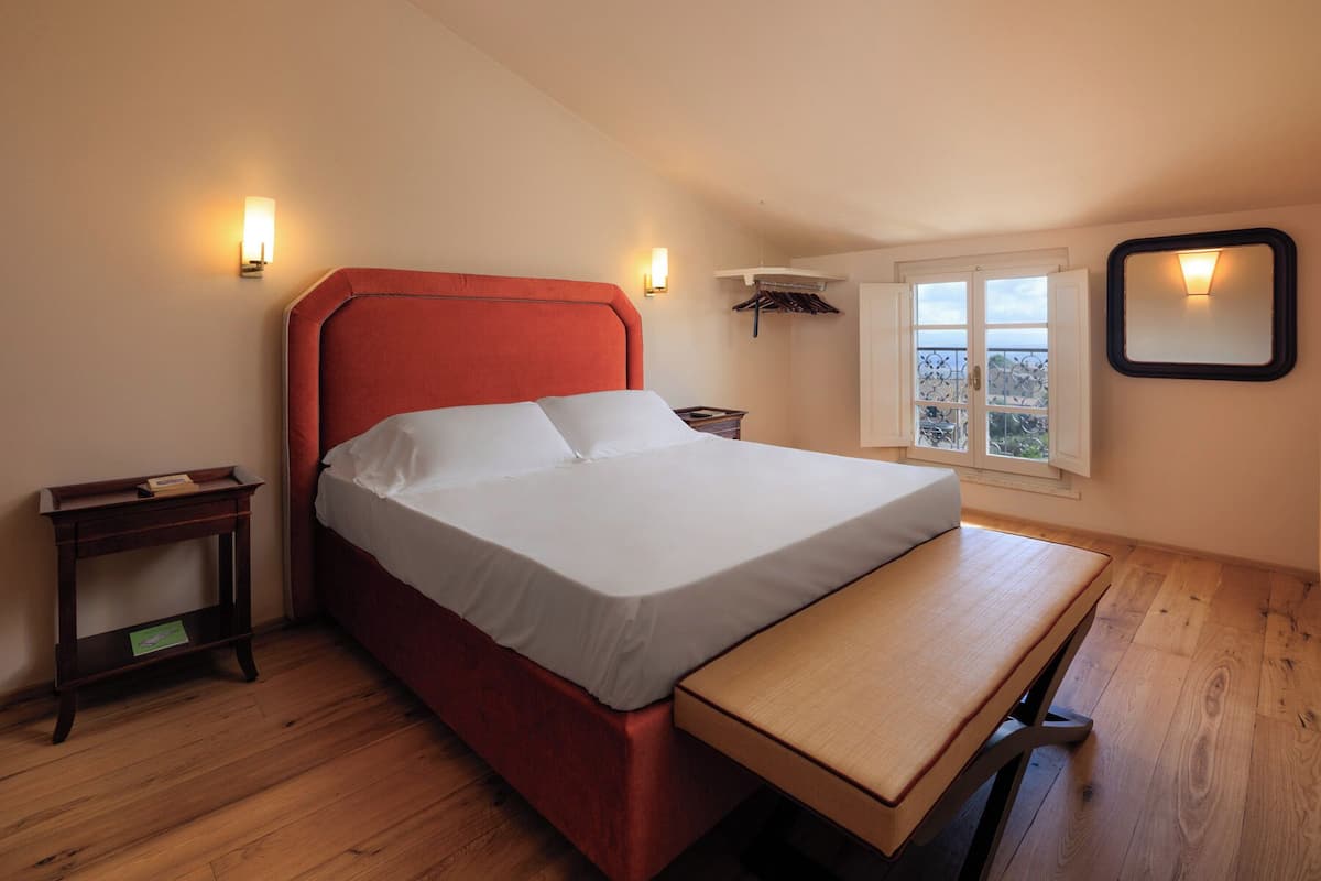 Superior Suite, Hill View