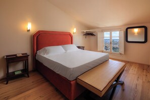 Suite superior, vista a la colina | Ropa de cama hipoalergénica, cunas y camas extra 