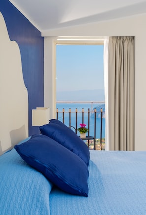 Chambre Deluxe, terrasse, vue mer | Couette en duvet d'oie, coffres-forts dans les chambres, bureau