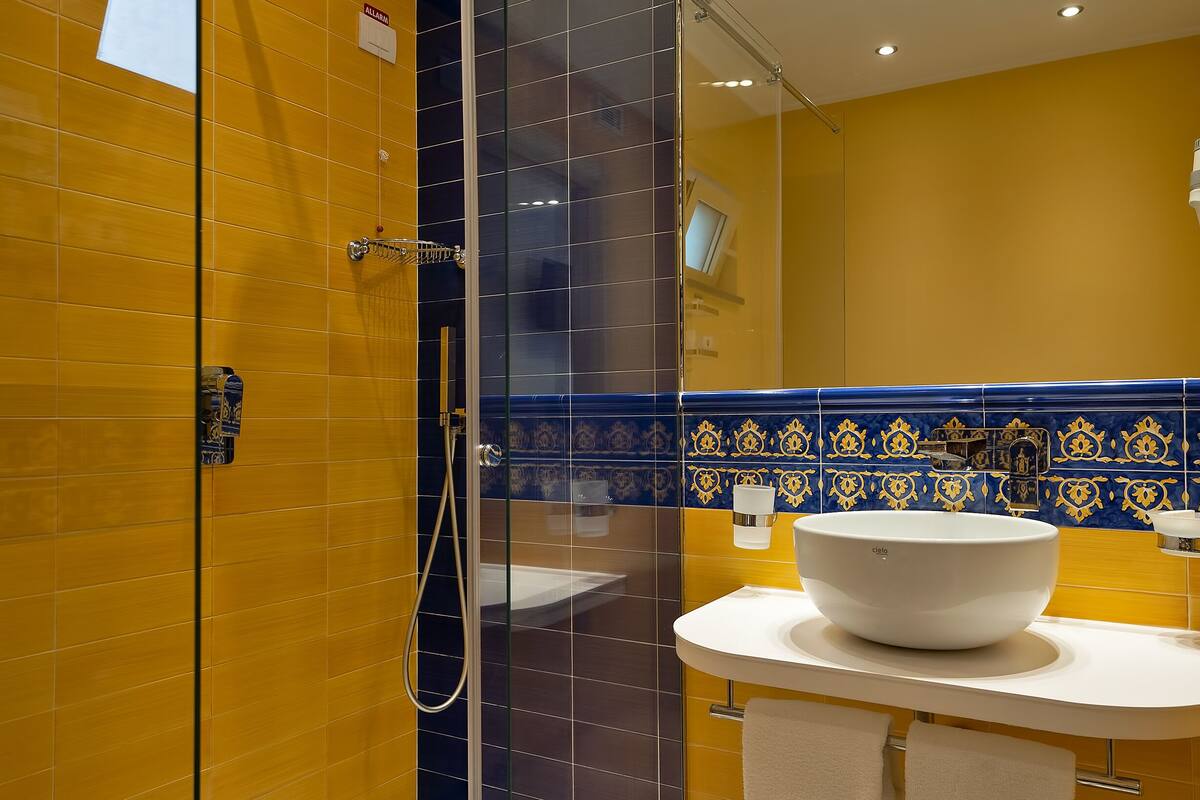 deluxe room, terrace, sea view | bathroom | combined shower/bathtub, designer toiletries, hair dryer, slippers