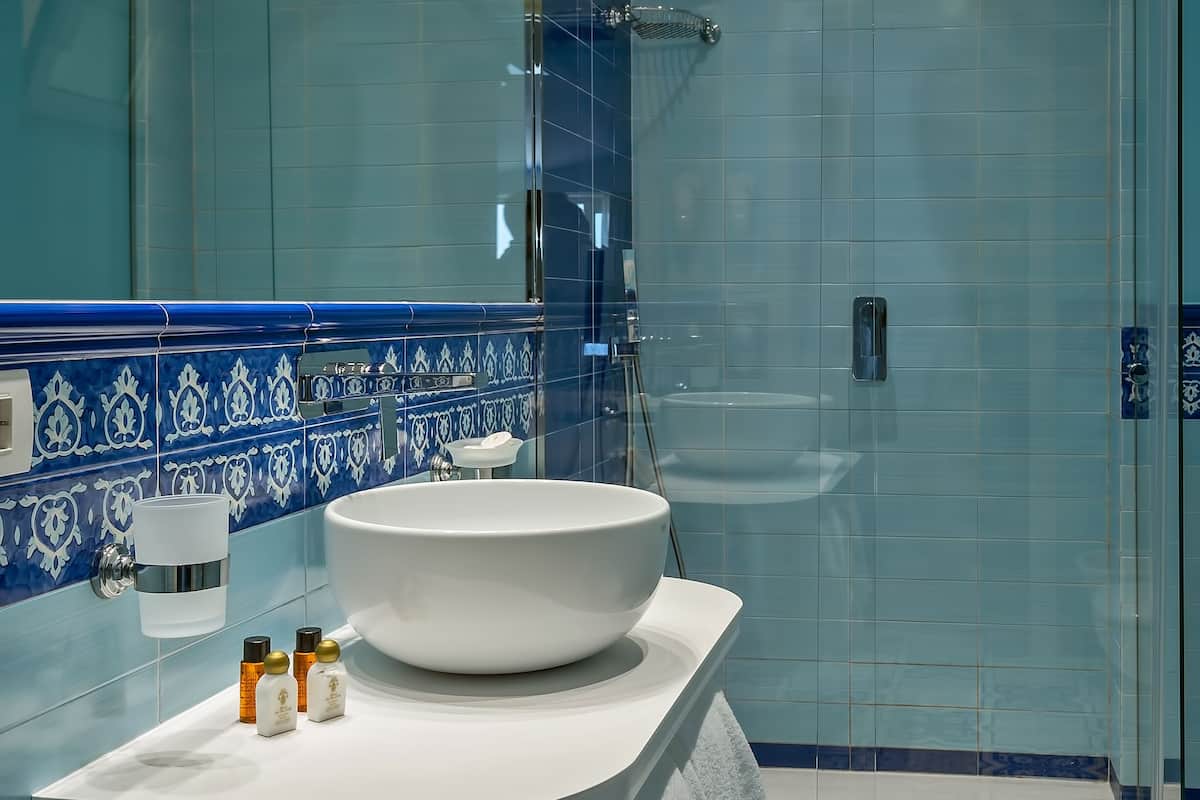 deluxe room, terrace, sea view | bathroom | combined shower/bathtub, designer toiletries, hair dryer, slippers