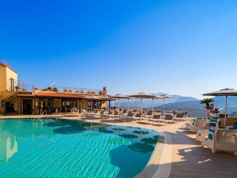 Utendørsbasseng, bassengparasoller og solsenger