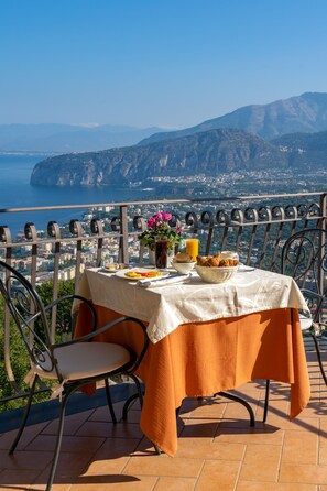 Breakfast served - La Vue D'Or (Sorrento)