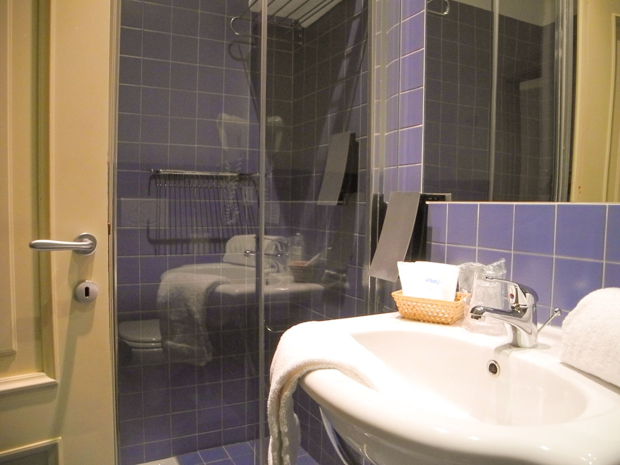 standard double room | bathroom | free toiletries, hair dryer, bidet, towels
