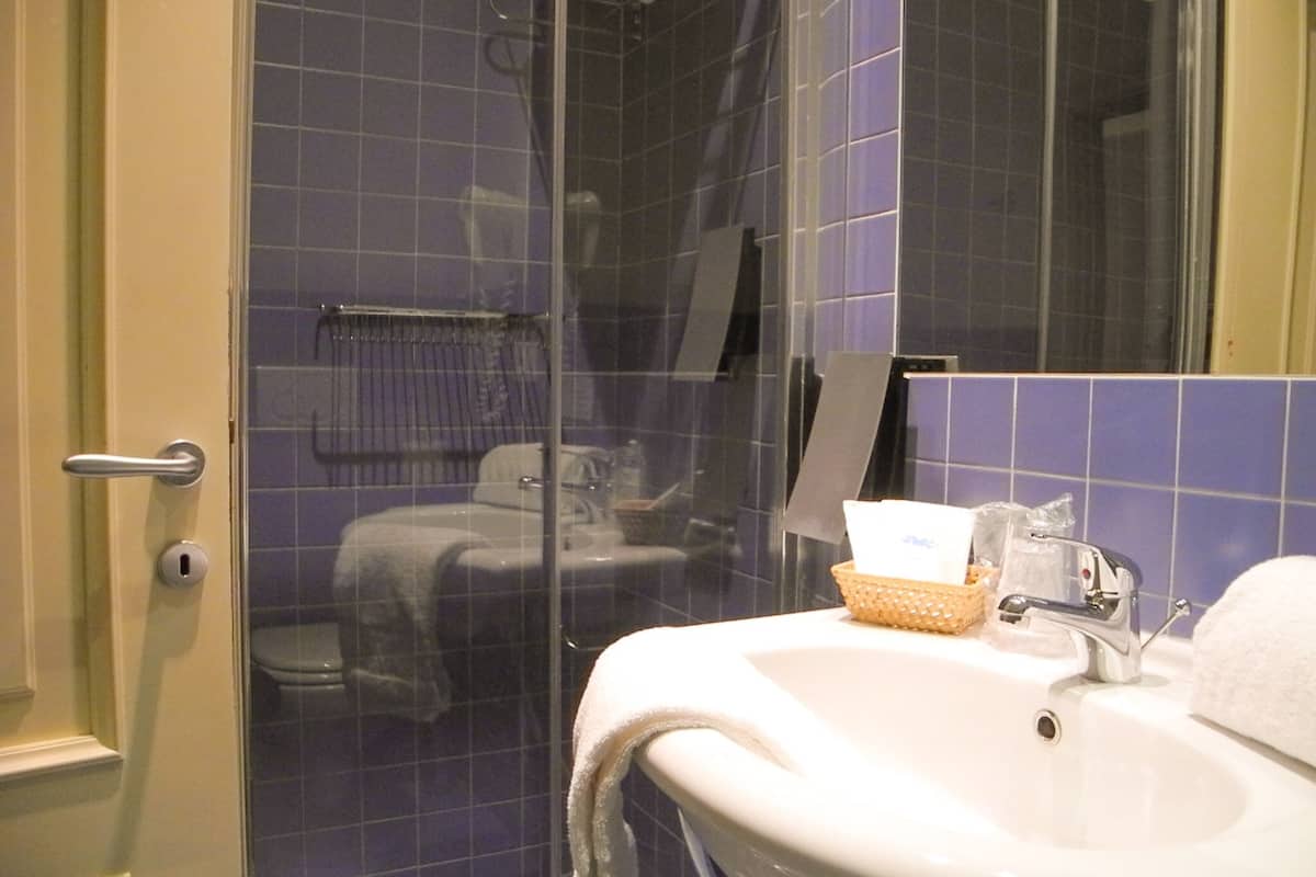 standard double room | bathroom | free toiletries, hair dryer, bidet, towels