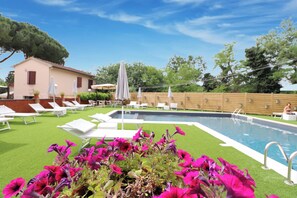 Piscine extérieure (ouverte en saison), parasols de plage