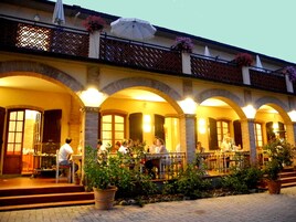 Fachada de la propiedad por la tarde o noche