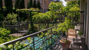 Junior Suite (Garden) | 1 bedroom, pillowtop beds, minibar, in-room safe
