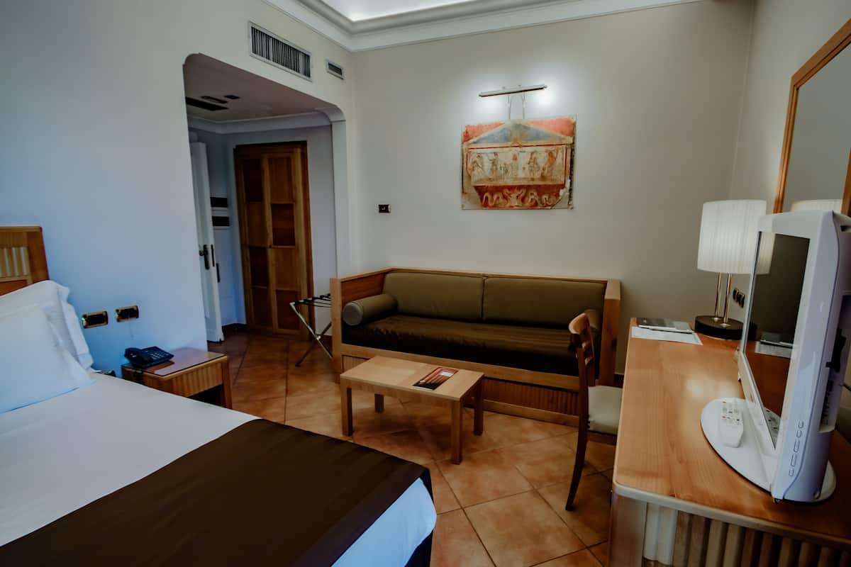 Chambre supérieure double | 1 chambre, lit avec matelas à plateau-coussin, minibar, coffre-fort