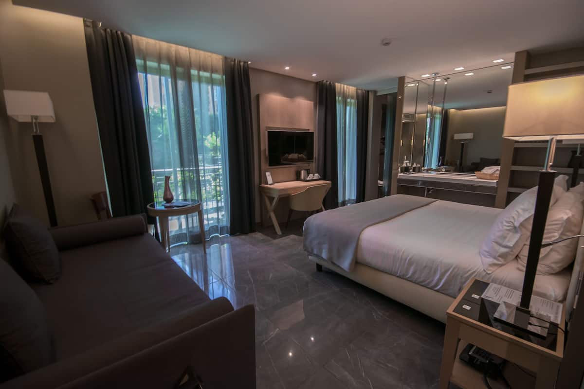 deluxe suite (mini suite elegant) | 1 bedroom, pillow-top beds, minibar, in-room safe