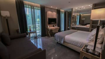 Deluxe Suite (Mini Suite Elegant) | Pillow-top beds, minibar, in-room safe, desk