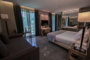 Deluxe Suite (Mini Suite Elegant) | Pillow-top beds, minibar, in-room safe, desk