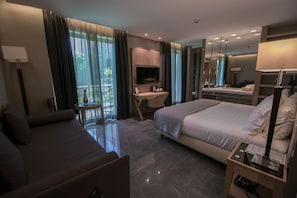 Deluxe Suite (Mini Suite Elegant) | Pillow-top beds, minibar, in-room safe, desk