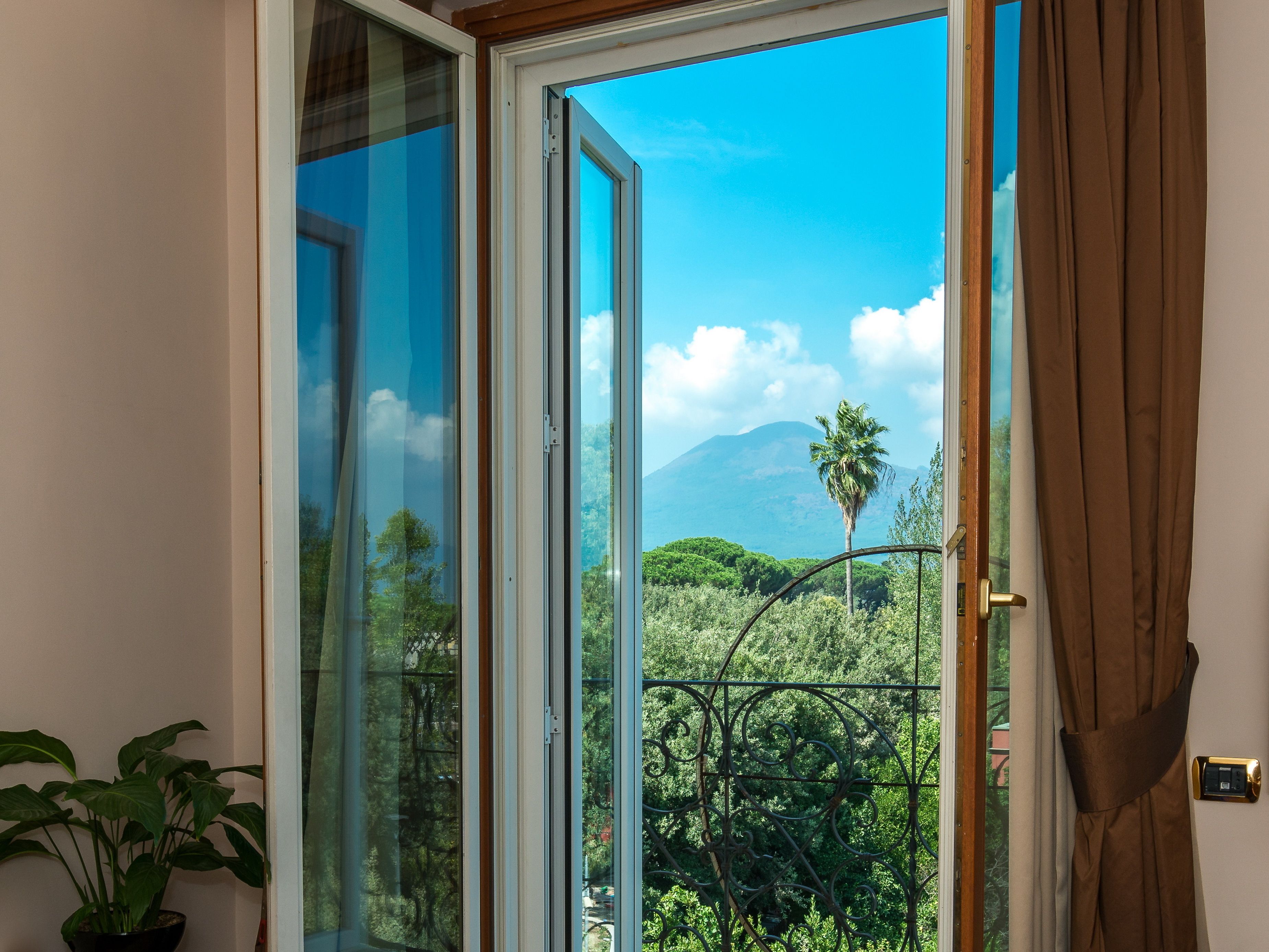 Junior Studio Suite, City View (Anfiteatro) | Pillowtop beds, minibar, in-room safe, desk