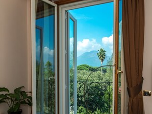 小型开间套房, 城市景观 (Anfiteatro) | 加厚床垫、迷你吧、客房内保险箱、办公桌