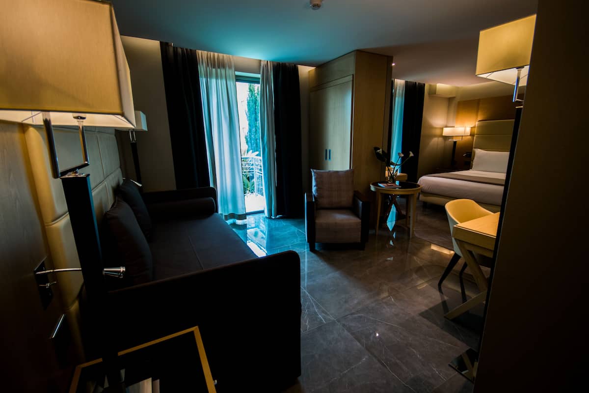 1 chambre, lit avec matelas Ă plateau-coussin, minibar, coffre-fort