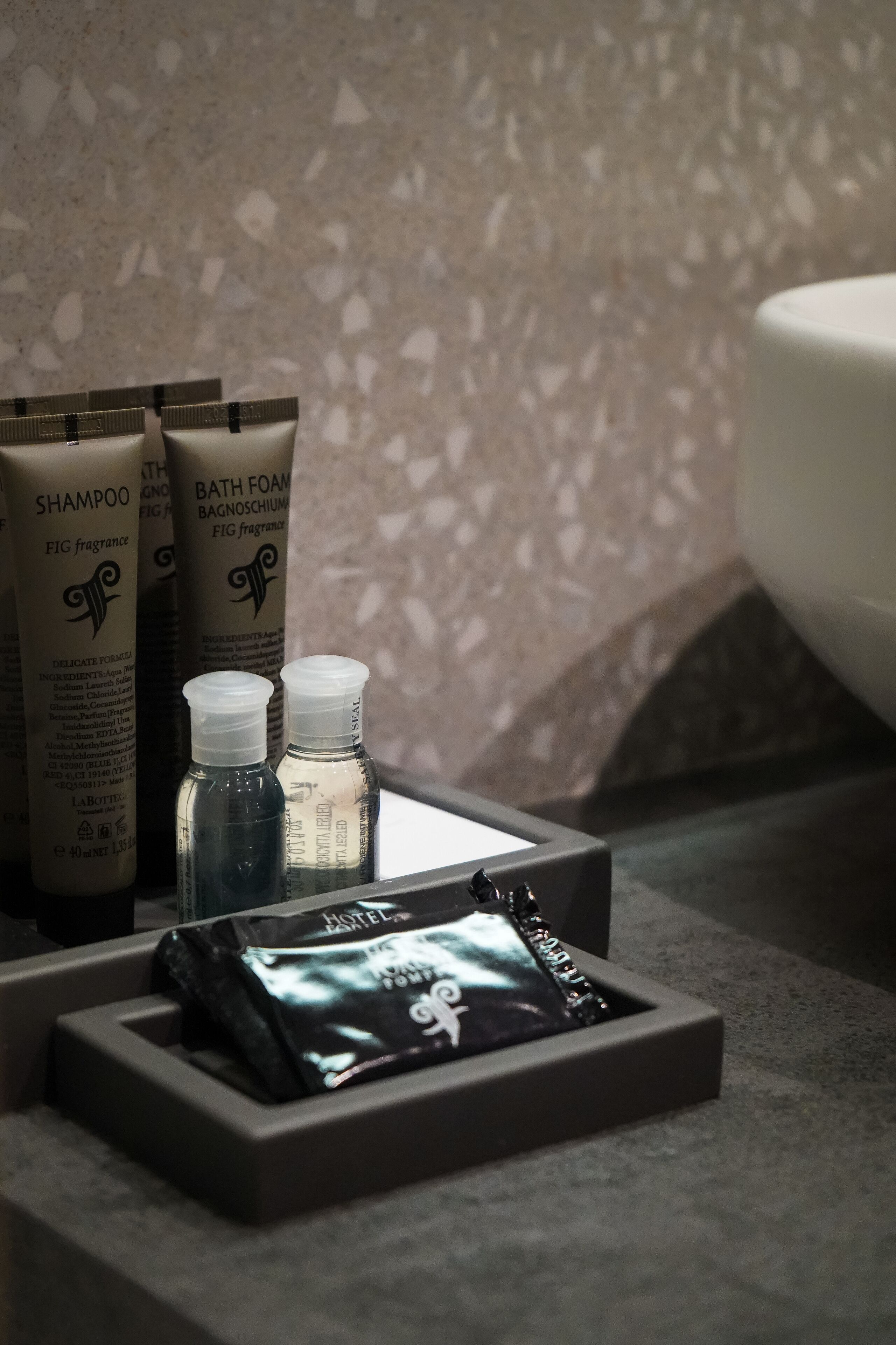 junior suite (garden) | bathroom | combined shower/bathtub, free toiletries, hair dryer, bathrobes