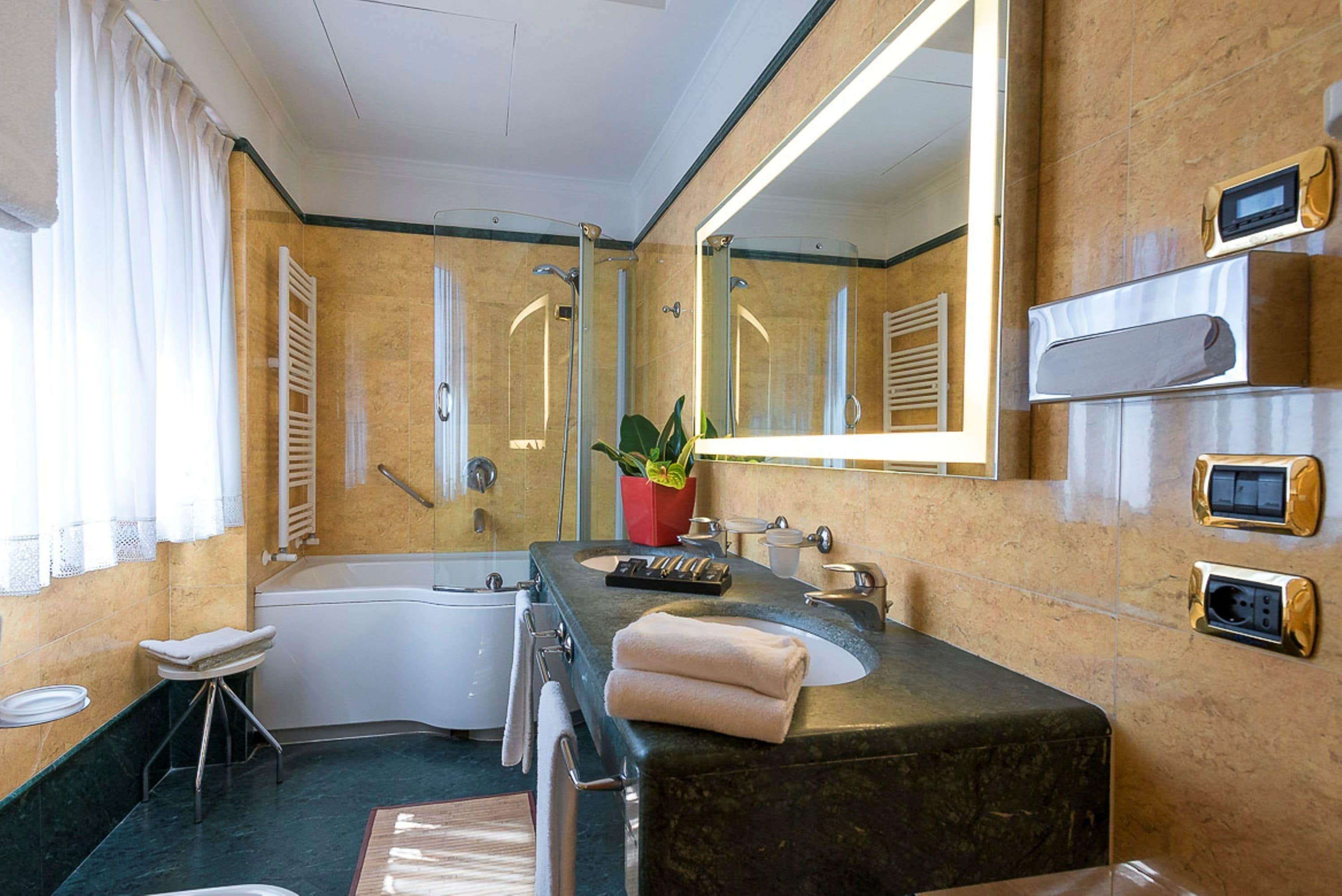 junior studio suite, city view (anfiteatro) | bathroom | combined shower/bathtub, free toiletries, hair dryer, bathrobes