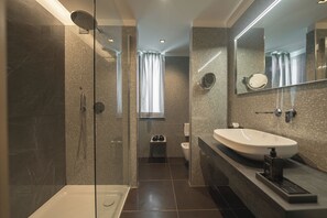 Deluxe Double Room | Bathroom | Combined shower/tub, free toiletries, hair dryer, bathrobes - Hotel Forum (Pompei)